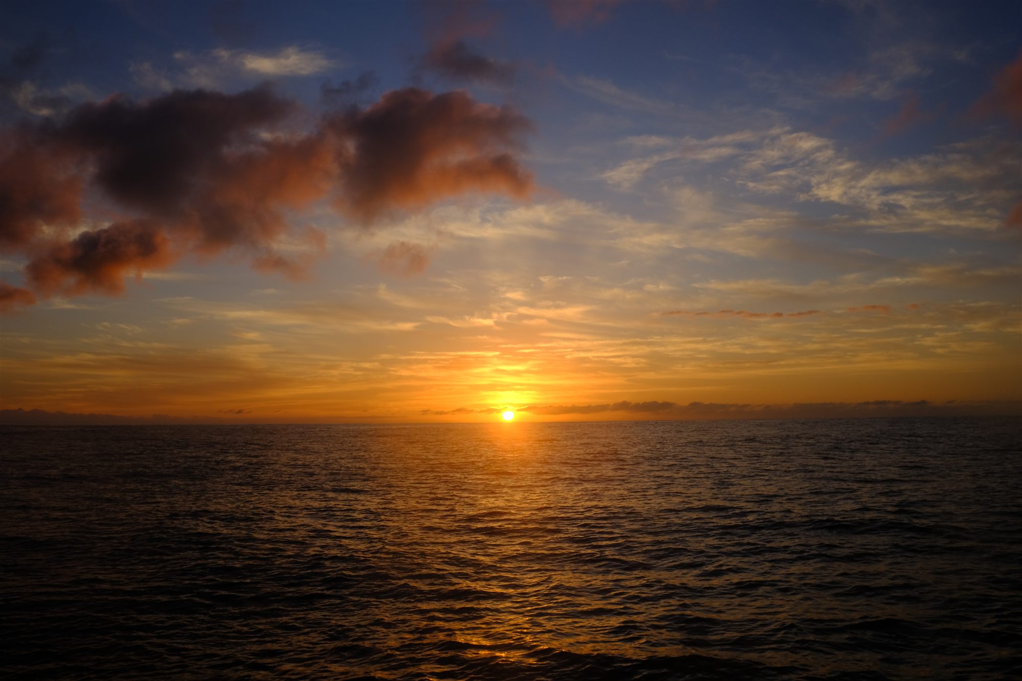 Le soleil se couche sur l'horizon de la mer